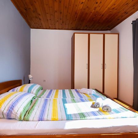 Apartments Anica F Лопар Экстерьер фото
