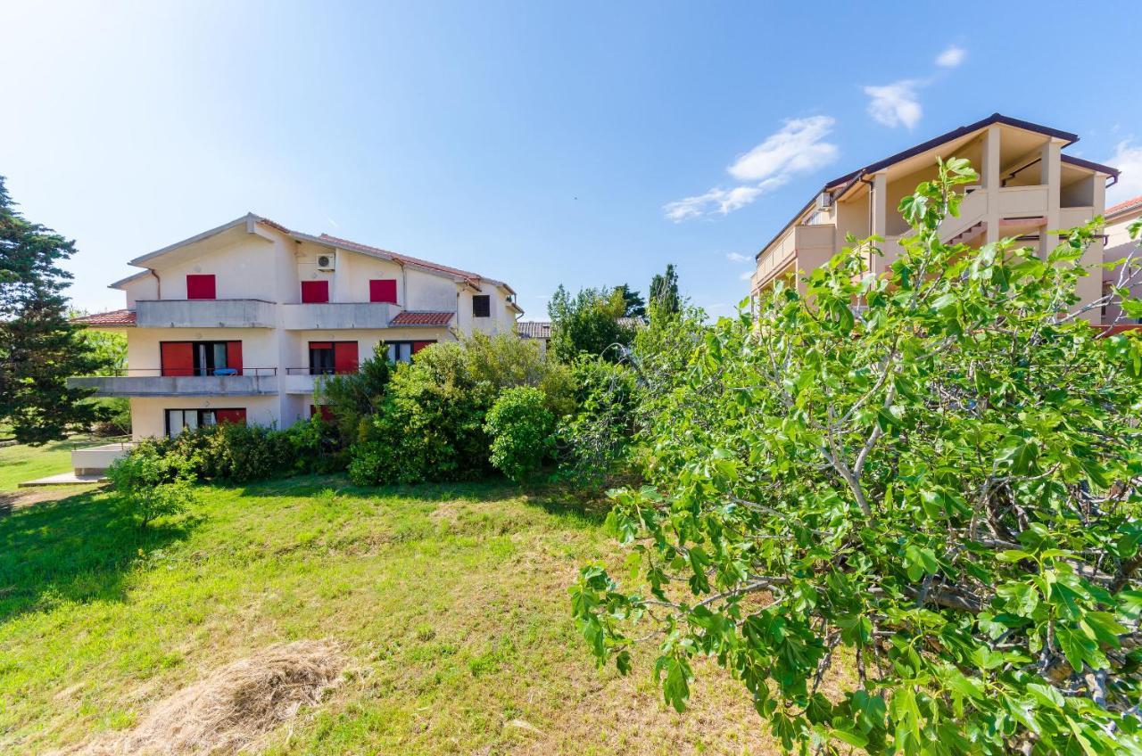Apartments Anica F Лопар Экстерьер фото
