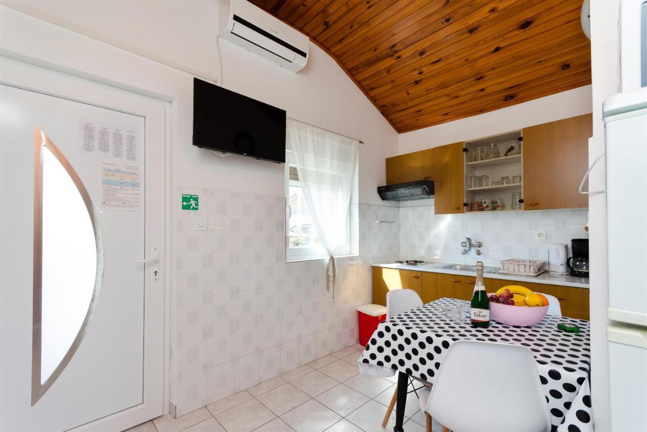 Apartments Anica F Лопар Экстерьер фото