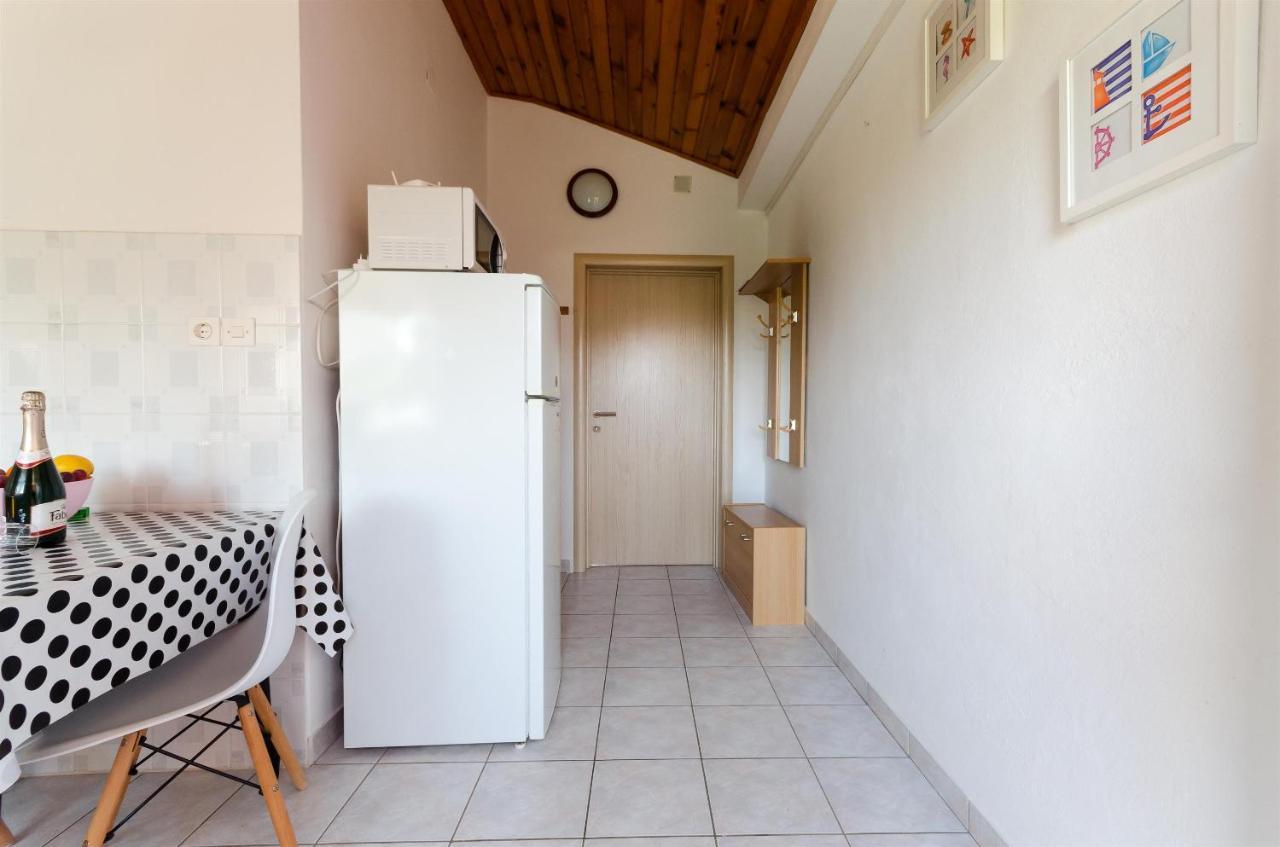 Apartments Anica F Лопар Экстерьер фото