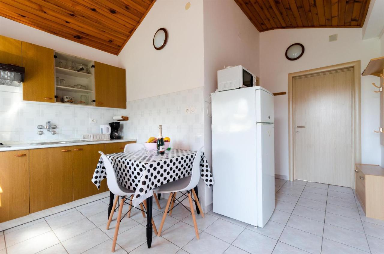 Apartments Anica F Лопар Экстерьер фото