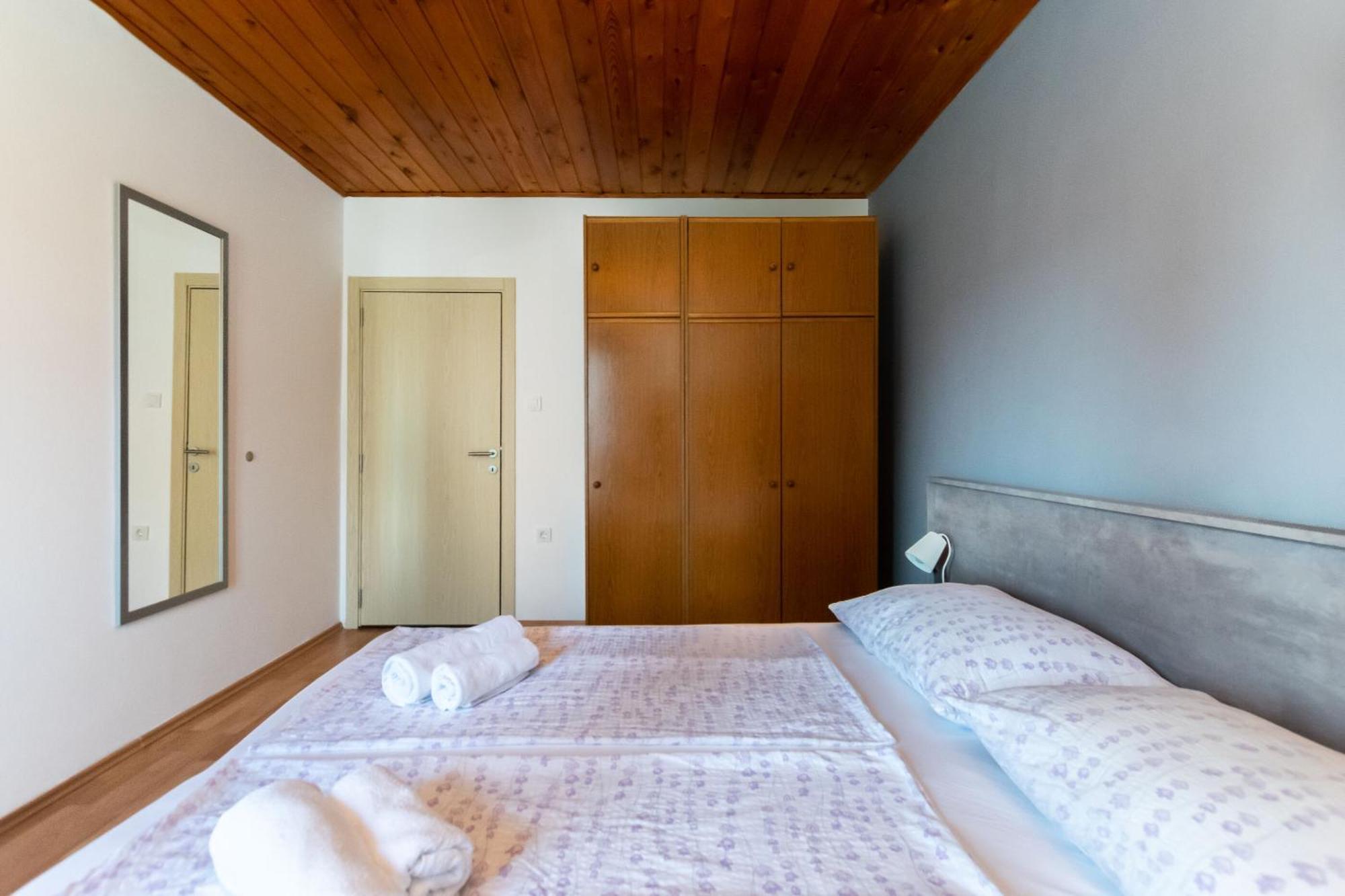 Apartments Anica F Лопар Экстерьер фото